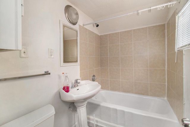 bathroom with toilet and tiled shower / bath combo