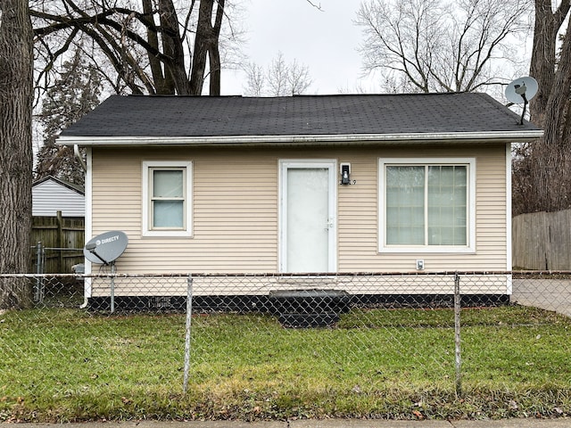 view of front of house featuring a front lawn