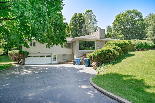 view of front of property featuring a front lawn and a garage