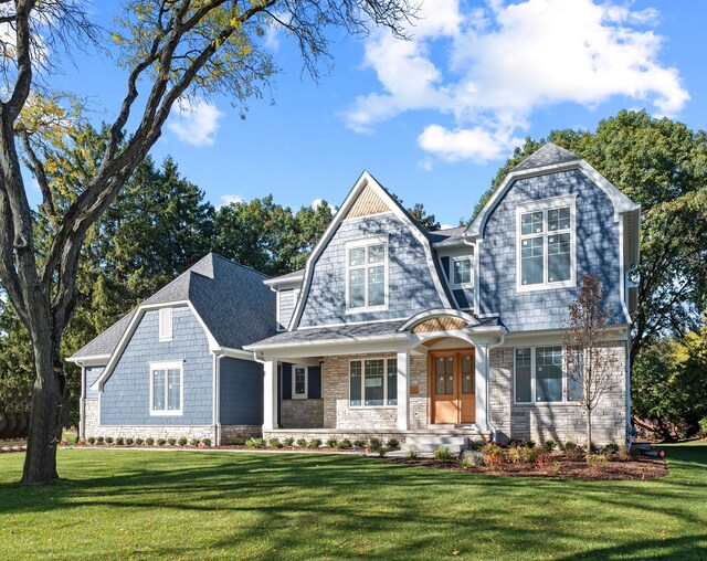 view of front facade featuring a front yard and covered porch