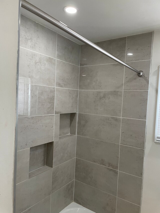 bathroom featuring tiled shower / bath combo