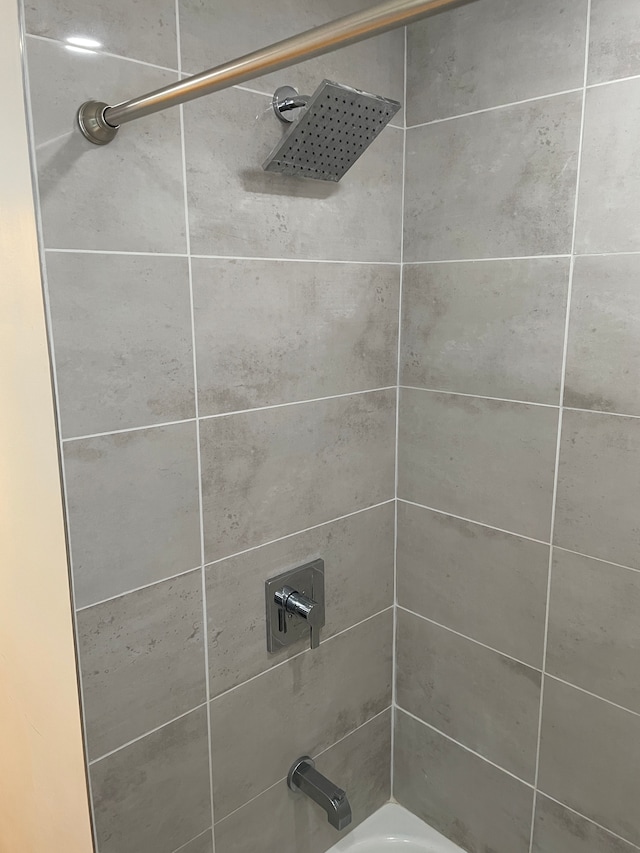 bathroom with tiled shower / bath