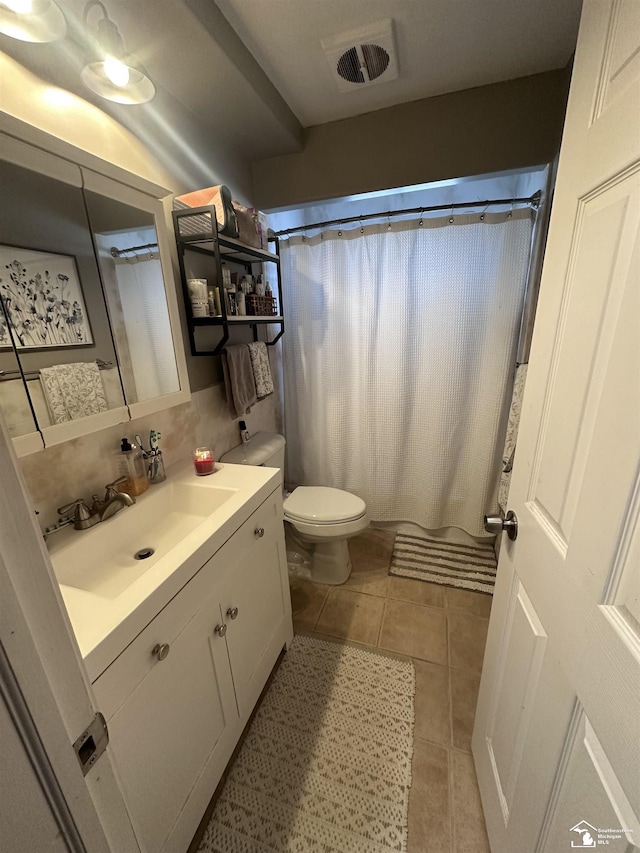 bathroom featuring toilet, a shower with shower curtain, backsplash, tile patterned floors, and vanity