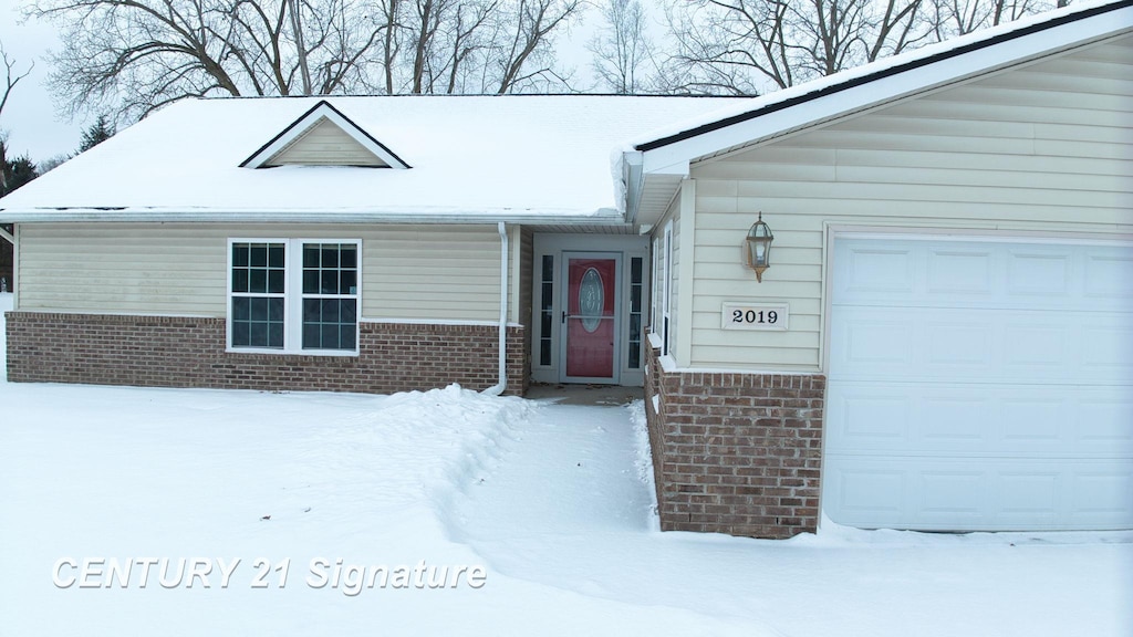 view of front of property featuring a garage