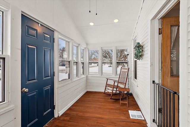 sunroom with lofted ceiling