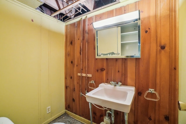 bathroom featuring sink