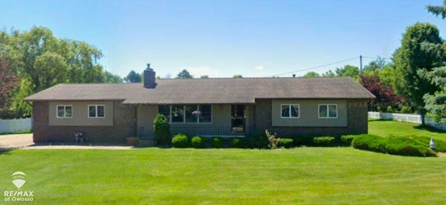 single story home with a front lawn