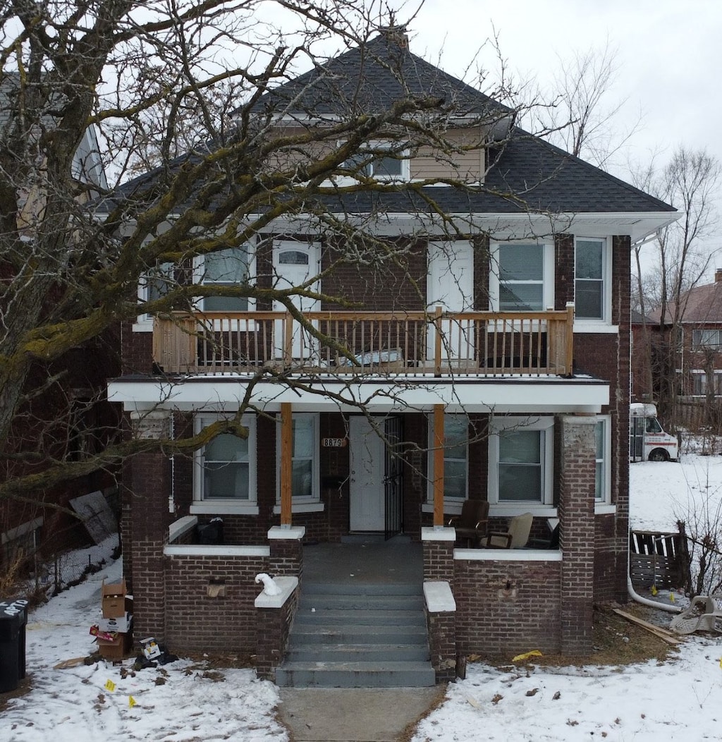 view of front of home featuring a balcony