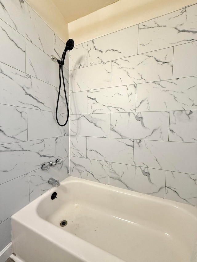 bathroom featuring tiled shower / bath combo