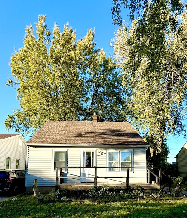 view of front of property featuring a front lawn