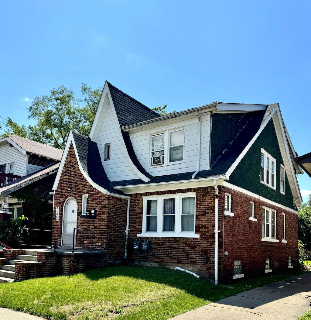 view of front facade featuring a front lawn