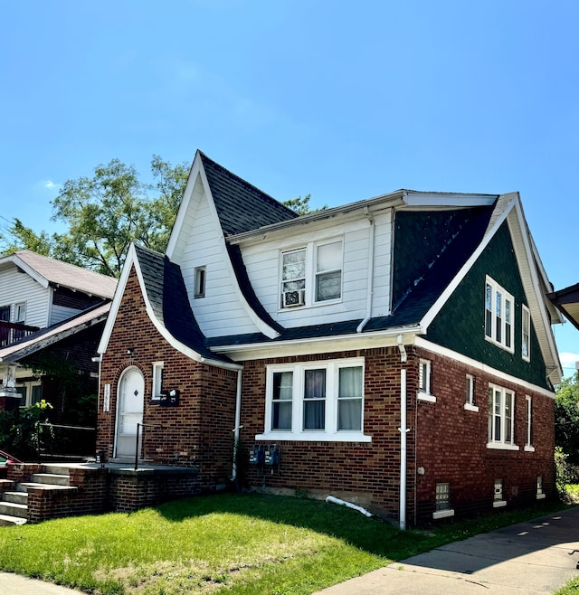 view of front facade featuring a front lawn