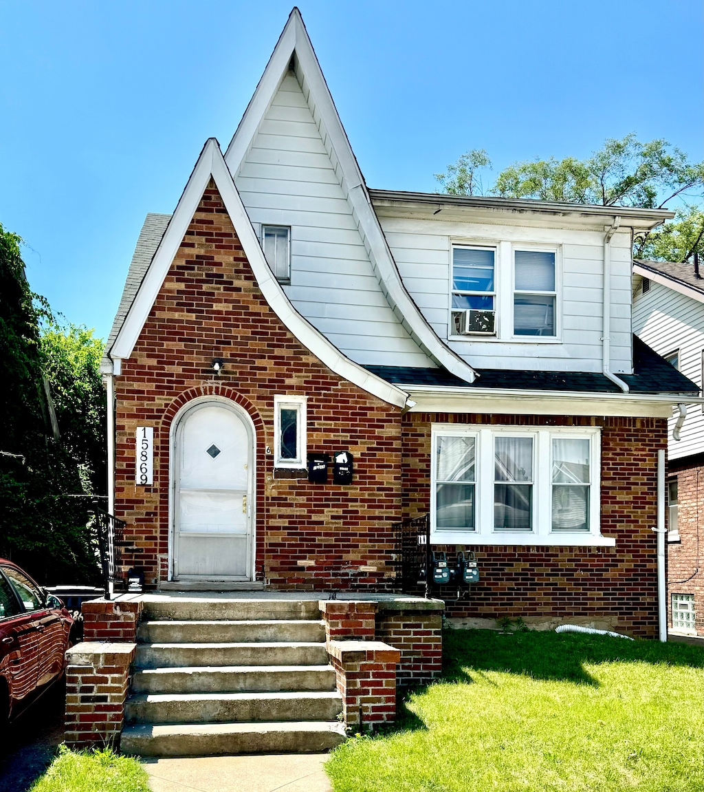 view of front of property featuring a front yard