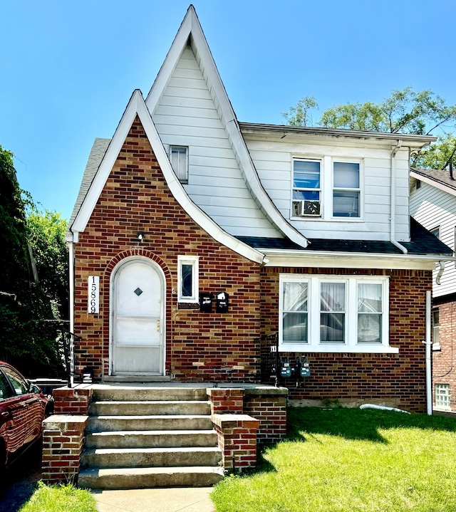 view of front of property featuring a front yard