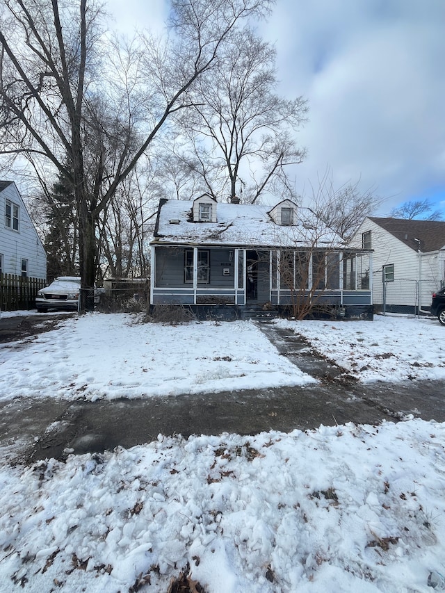 bungalow-style house featuring fence