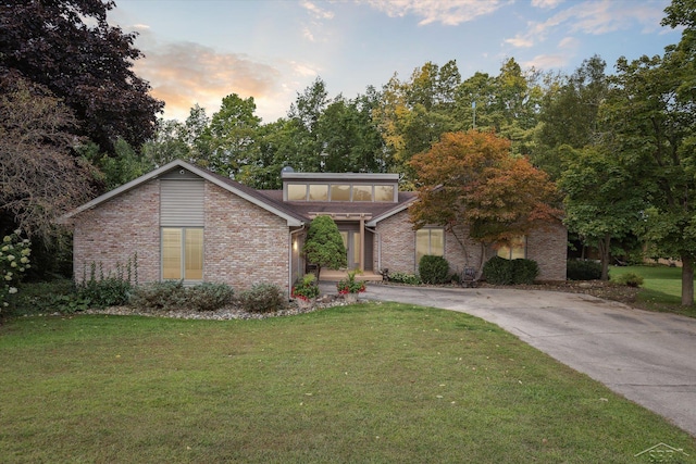 view of front of house featuring a lawn