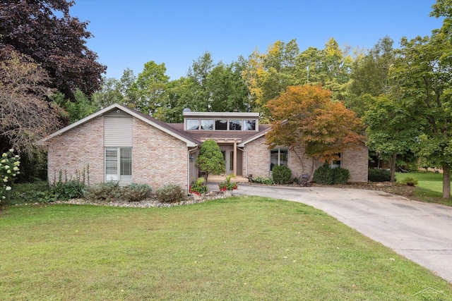 view of front facade featuring a front lawn