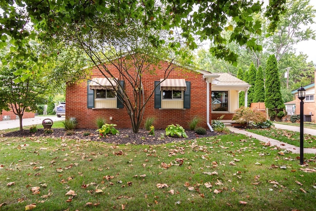 view of front facade with a front yard