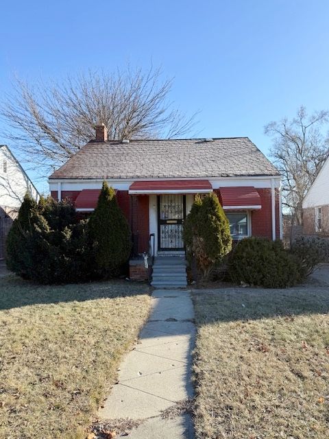 bungalow-style home featuring a front yard