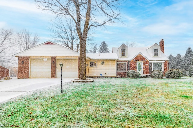 view of front of home featuring a front lawn and a garage