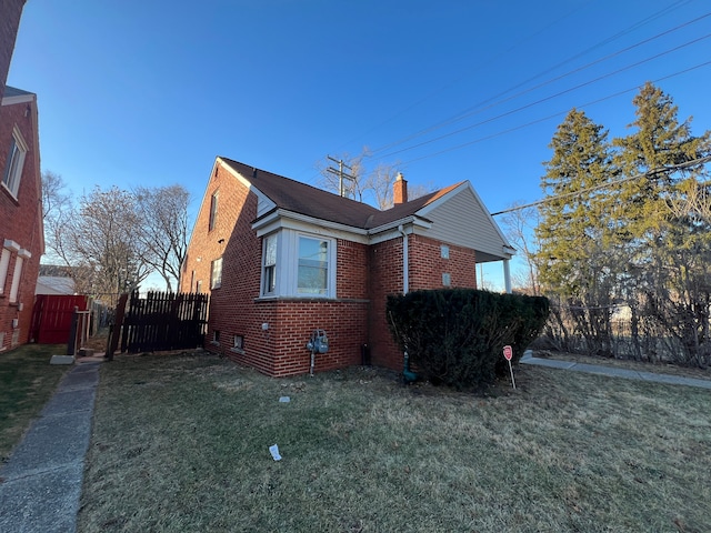 view of side of property featuring a lawn