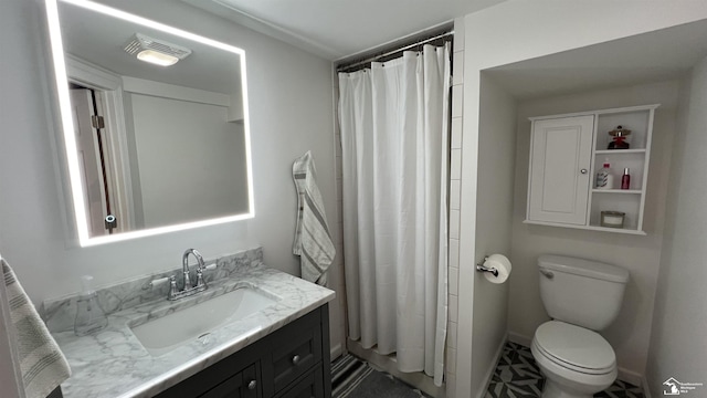 bathroom with curtained shower, toilet, and vanity