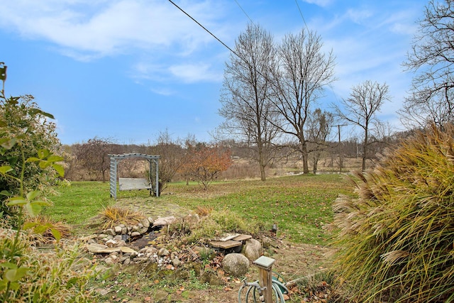 view of yard featuring a rural view