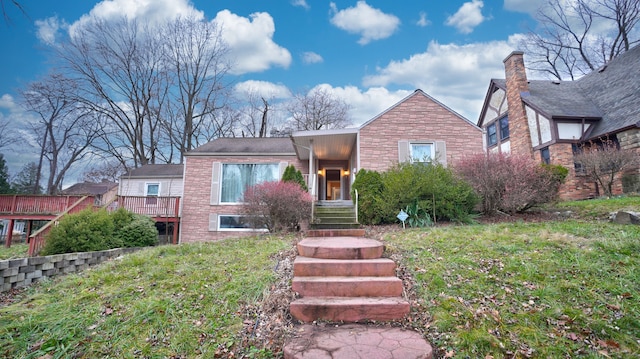 view of front of house featuring a front lawn