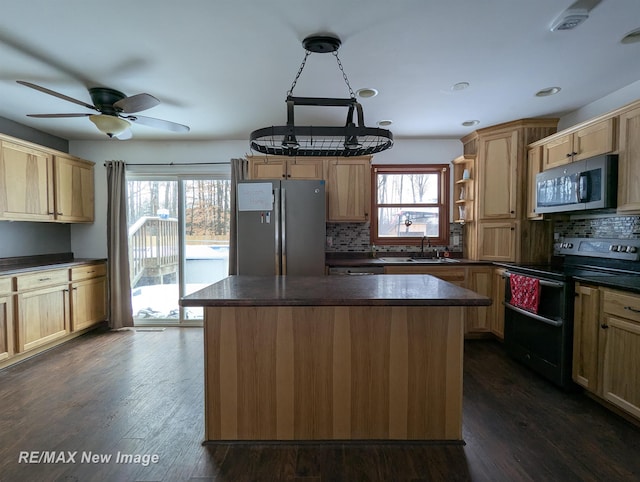 kitchen with stainless steel appliances, tasteful backsplash, and a center island