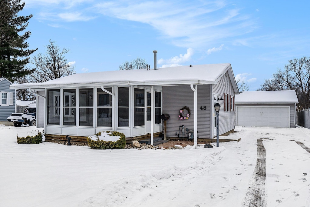 manufactured / mobile home with a sunroom