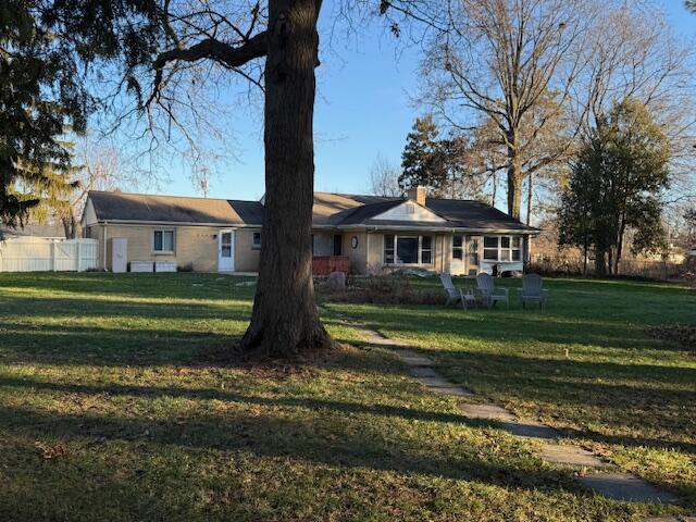 single story home featuring a front lawn