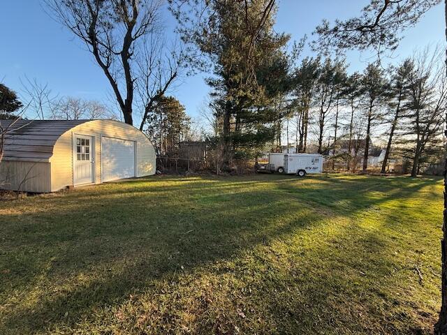 view of yard with an outbuilding