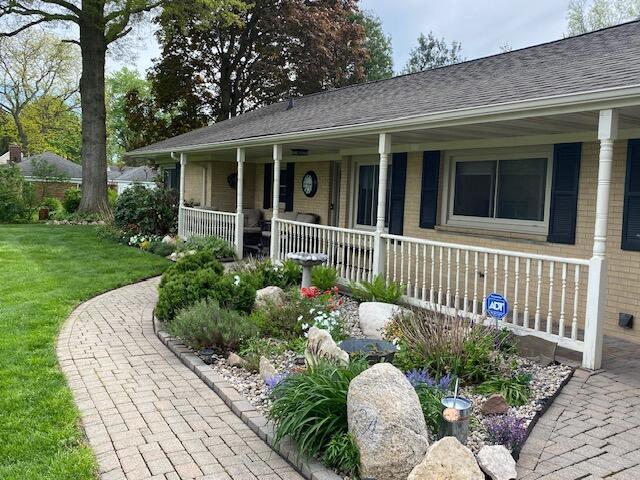 view of front of property featuring a front lawn and covered porch