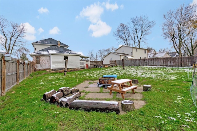 view of yard featuring a fire pit