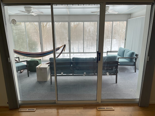 sunroom with ceiling fan