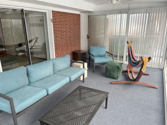 sunroom with ceiling fan