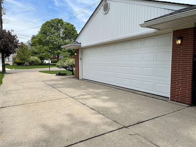 43 W Breitmeyer, Mount Clemens, MI 48043 - garage with driveway