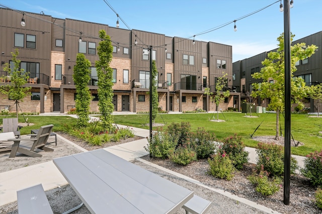 view of property's community featuring a lawn