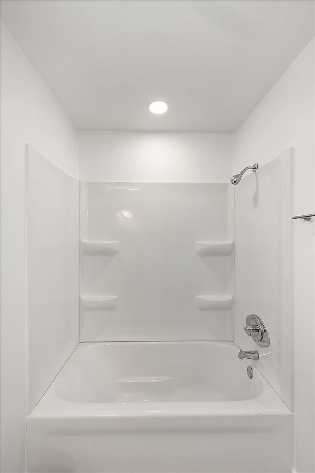 bathroom with washtub / shower combination