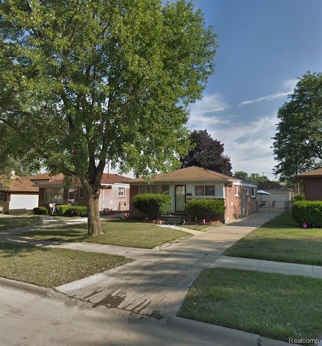 view of front facade featuring a front lawn