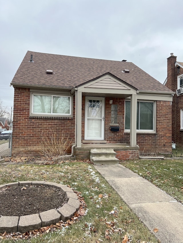 view of front facade featuring a front lawn