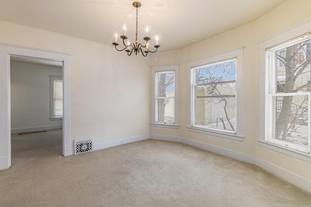 empty room with carpet, ornamental molding, and a notable chandelier