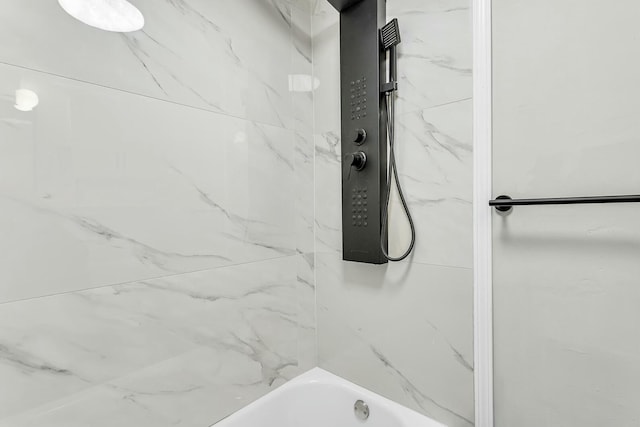 bathroom featuring tiled shower / bath