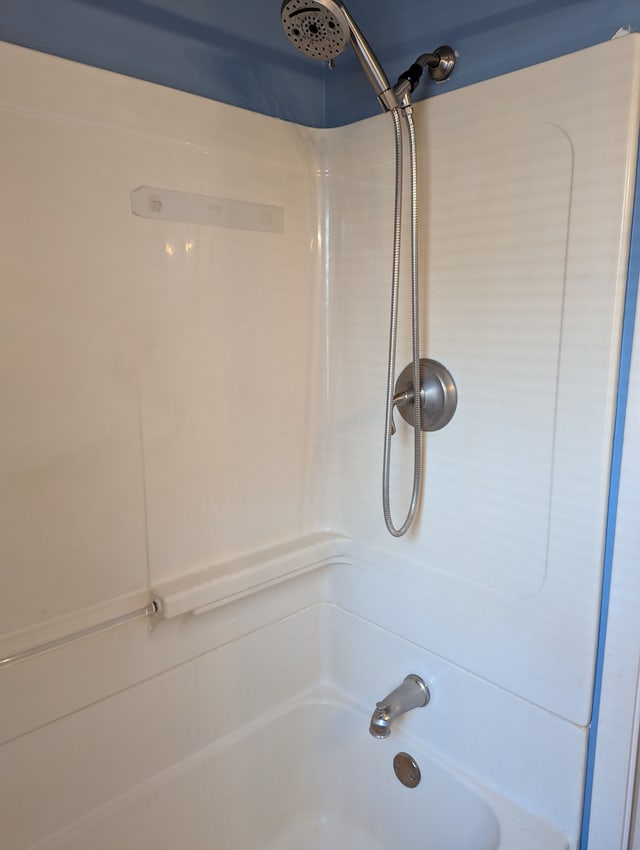 bathroom with bathtub / shower combination