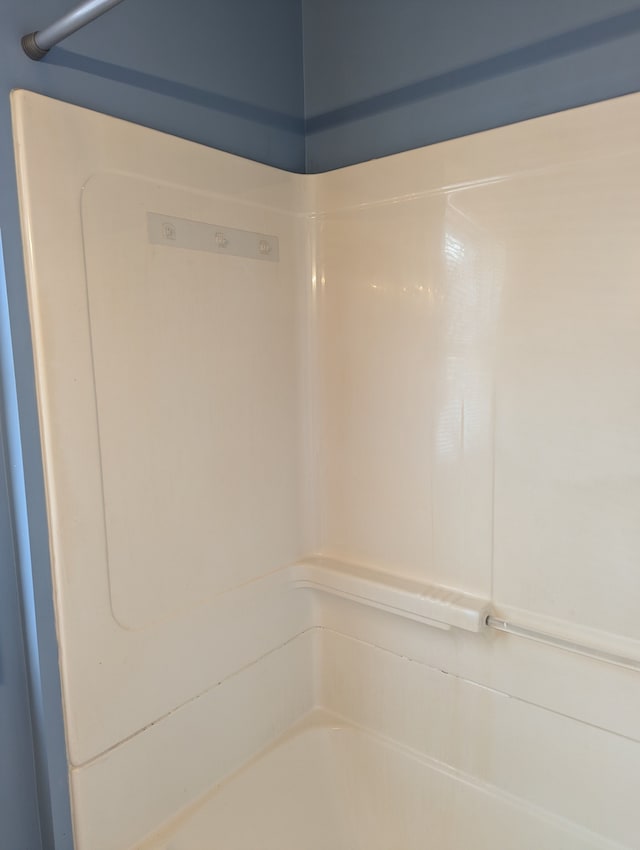 bathroom with washtub / shower combination