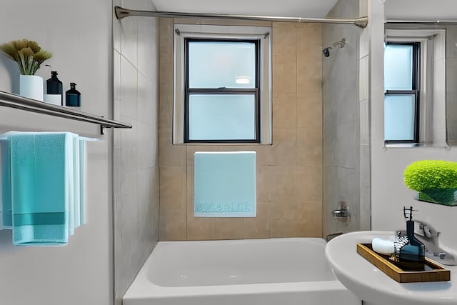 bathroom featuring tiled shower / bath