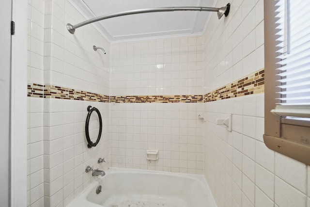 bathroom with tiled shower / bath and a healthy amount of sunlight