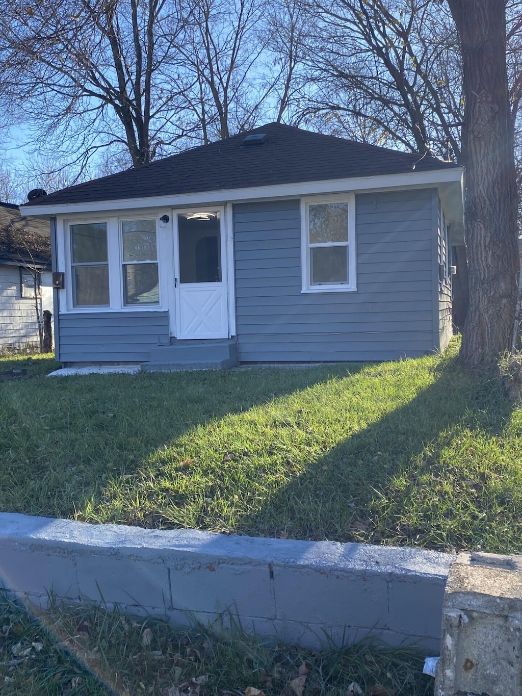 view of front of property with a front yard