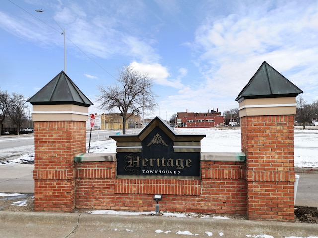 view of community / neighborhood sign