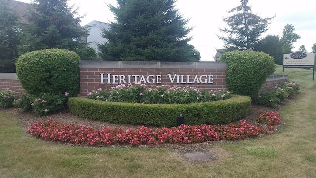 community / neighborhood sign featuring a lawn